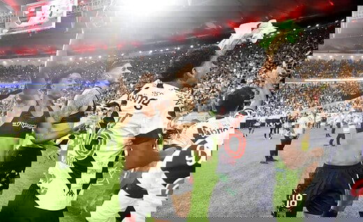 Andrey e Pedro Raul comemorando vitória com a torcida