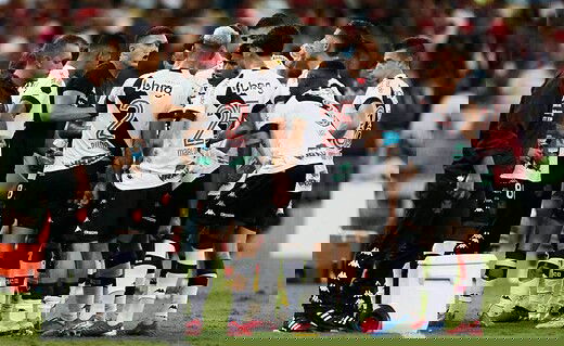 Barbieri conversa com jogadores no clássico