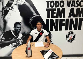 Bruno assinando contrato com o Vasco