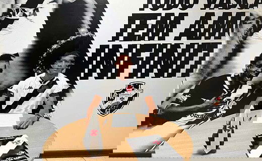 Bruno assinando contrato com o Vasco