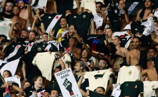 Torcida do Vasco no Maracanã no clássico contra o Botafogo