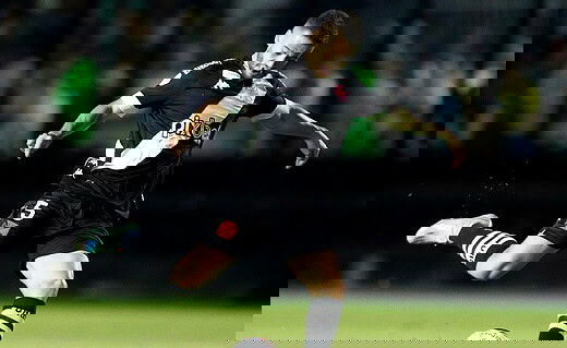 De Lucca em ação pelo Vasco contra o Resende pelo Carioca 2023