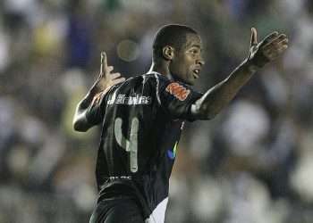 Dedé em ação pelo Vasco na Copa Sul-Americana 2011