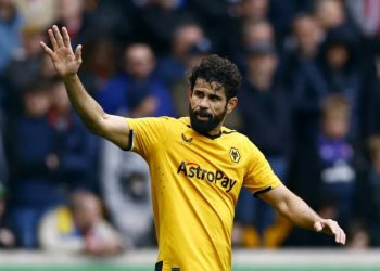 Diego Costa em campo pelo Wolverhampton, da Inglaterra