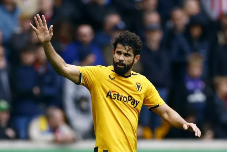 Diego Costa em campo pelo Wolverhampton, da Inglaterra