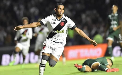 Eguinaldo comemorando gol contra o Guarani pela Série B 2022