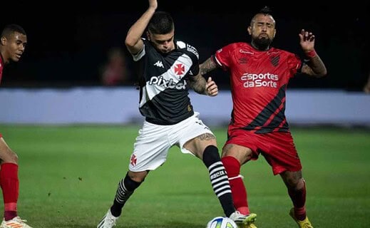 Gabriel Pec disputando bola com Vidal em Vasco x Athletico