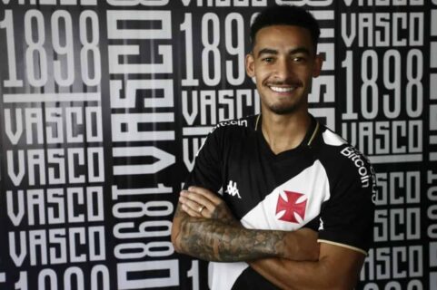 Jefferson veste a camisa do Vasco