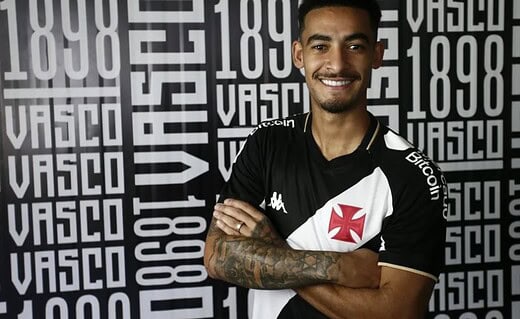 Jefferson veste a camisa do Vasco