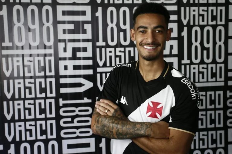Jefferson veste a camisa do Vasco
