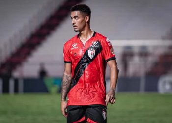 Jefferson em campo pelo Atlético-GO