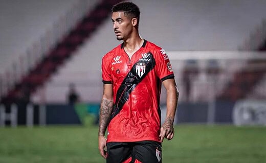 Jefferson em campo pelo Atlético-GO