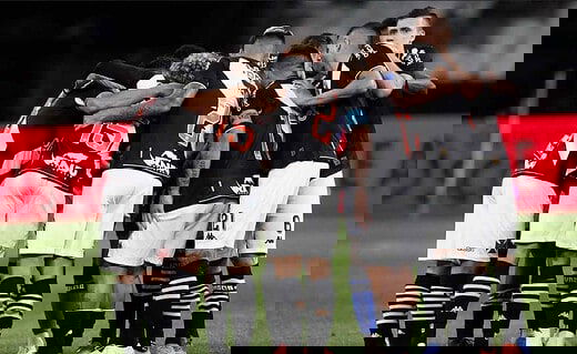 Jogadores do Vasco em jogo contra o Corinthians