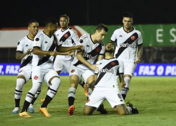 Jogadores do Vasco comemorando gol contra o Cuiabá