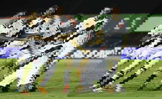 Jogadores do Vasco comemorando gol contra o Cuiabá