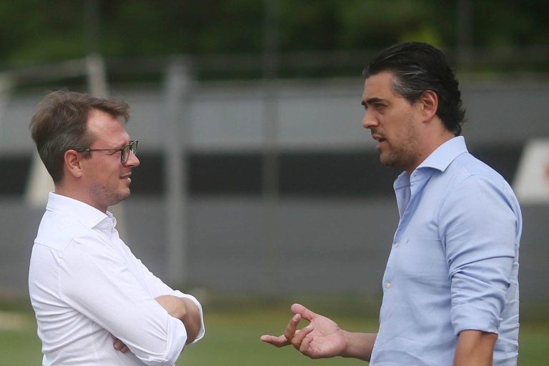 Johannes Spors e Paulo Bracks conversando no CT Moacyr Barbosa