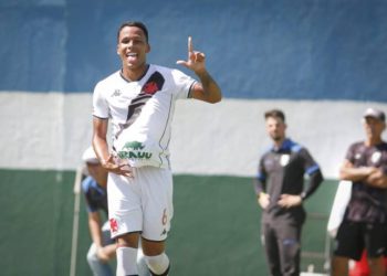 Julião homenageia filha que vai nascer após gol