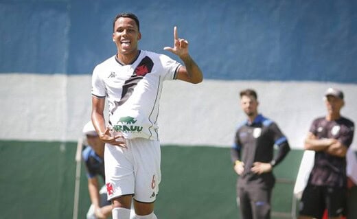 Julião homenageia filha que vai nascer após gol