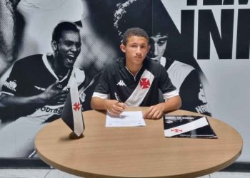 Kauã Vitor assinando contrato com o Vasco