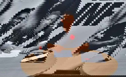 Kauã Vitor assinando contrato com o Vasco