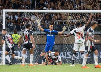 Léo Jardim em jogo contra o Atlético-MG