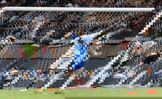 Léo Jardim em jogo contra o Atlético-MG