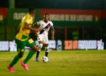 Léo em ação pelo Vasco contra o Cuiabá