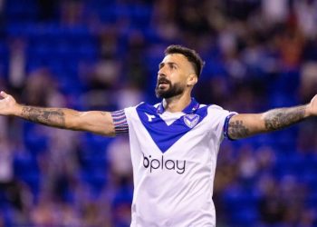 Lucas Pratto celebra gol pelo Vélez Sarsfield, da Argentina