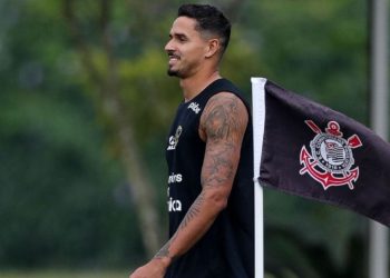 Lucas Veríssimo em treino do Corinthians
