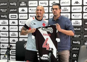 Maicon e Paulo Bracks no CT Moacyr Barbosa