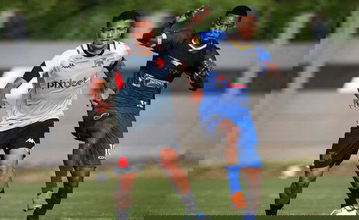 Mateus Carvalho em jogo-treino contra o Sampaio Corrêa-RJ