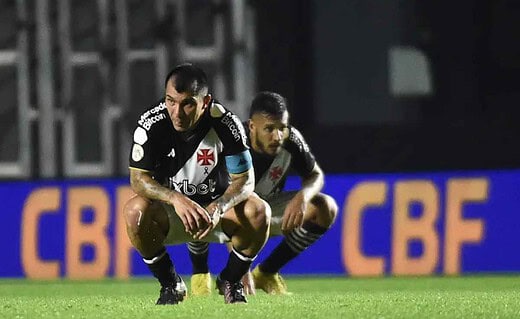 Medel em jogo contra o Athletico-PR