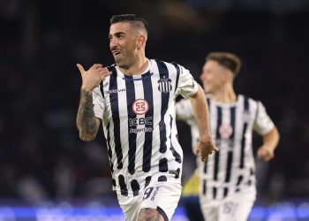 Michael Santos em ação pelo Talleres-ARG