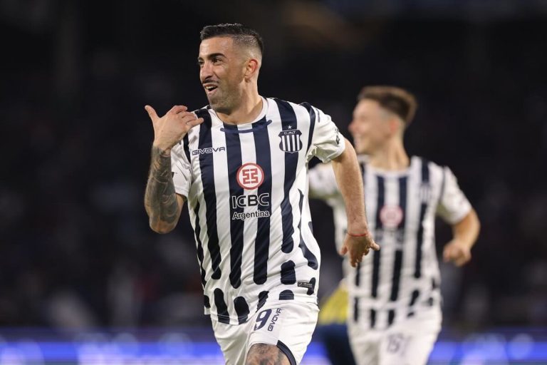 Michael Santos em ação pelo Talleres-ARG