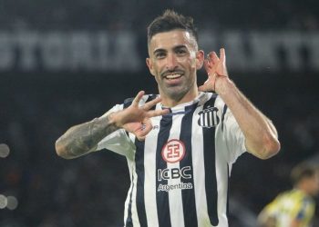 Michael Santos comemorando gol pelo Talleres-ARG