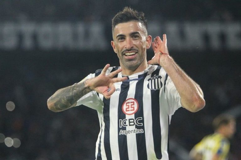 Michael Santos comemorando gol pelo Talleres-ARG