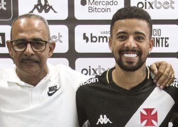 Paulinho e seu pai durante apresentação no Vasco