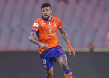 Paulinho em ação pelo Al-Fayha