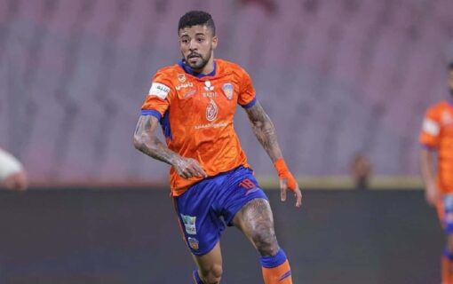 Paulinho em ação pelo Al-Fayha