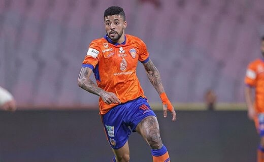 Paulinho em ação pelo Al-Fayha