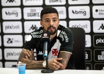 Paulinho durante apresentação pelo Vasco