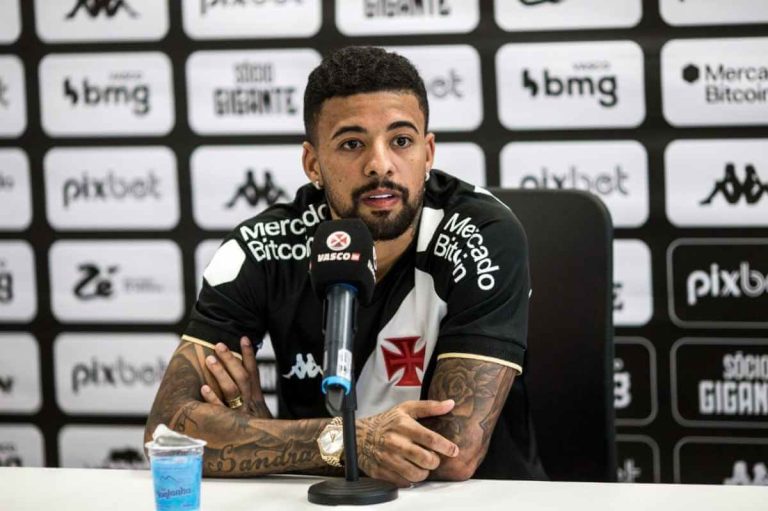 Paulinho durante apresentação pelo Vasco