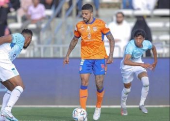 Paulinho Paula em campo pelo Al-Fayah, da Arábia Saudita