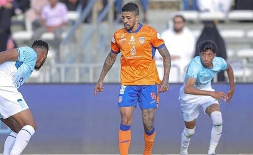 Paulinho Paula em campo pelo Al-Fayah, da Arábia Saudita