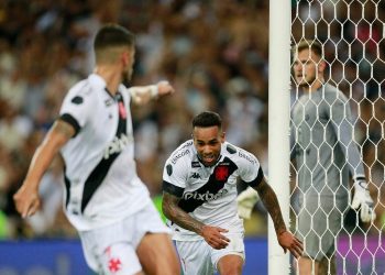 Pedro Raul e Alex Teixeira comemorando gol do Vasco