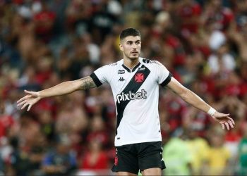 Pedro Raul durante jogo contra o Flamengo