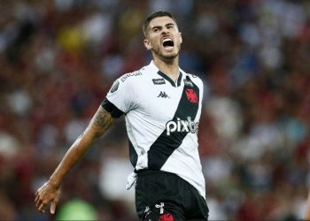 Pedro Raul em jogo contra o Flamengo