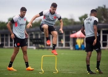 Pedro Raul, Lucas Piton e Jair em treino do Vasco