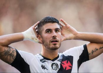 Pedro Raul comemorando gol contra o Palmeiras