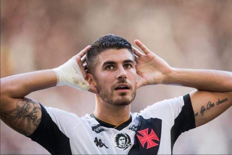 Pedro Raul comemorando gol contra o Palmeiras